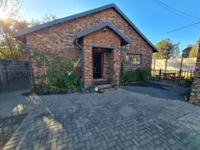 Comfortable 3 bedroom, 6 sleeper home 1km from N1. - Image 2