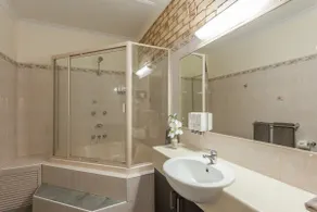 1 Bedroom Fully Self Contained King Spa Apartment - Image 3
