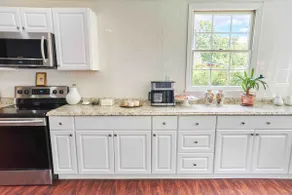 Historic Home, 4 Bedrooms 3 Full Bathrooms. - Image 4