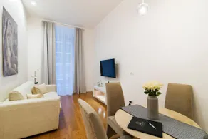Refined 1-BR with balcony at Piazza Venezia - Image 3