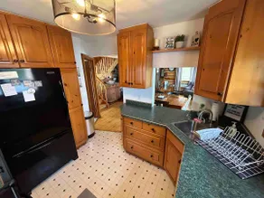 Spacious Waterfront Year Round Cottage - Image 4