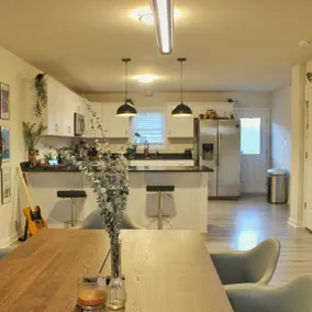 Modern 4 Bedroom Home, 6 mins away from Downtown - Image 3