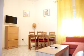 Enjoy Sevilla Familia with patio and AC throughout - Image 3