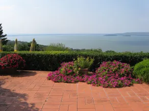 Cozy 3-room apartment with lake view - Image 2
