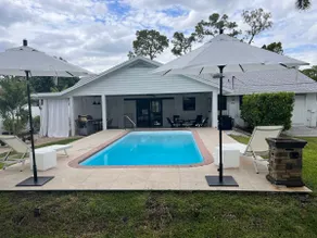 Edgy house with Heated Salt Water Pool - Image 2