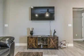 Beautifully Decorated New Home, King Bed, Washer/Dryer & Fully Stocked Kitchen - Image 4
