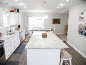 Beautiful Remodeled Home by Ski Resorts & Shopping - Image 4