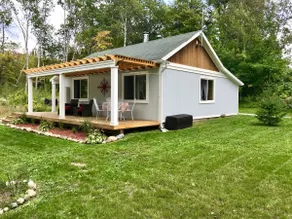 Cozy Suttons Bay Getaway - Image 2