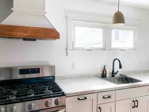 The Lovejoy Cottage • Walk to Beach, Sleeps 10, AC - Image 3