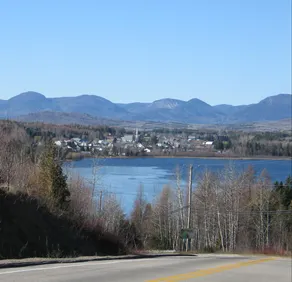 Lake/Mountain Edge Cottage – Charlevoix. - Image 3