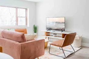 Modern Aesthetic 2BR in Evanston Near the Beach - Image 2