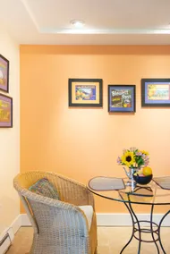Large, Cheerful Studio Apartment by Lake Washington - Image 4