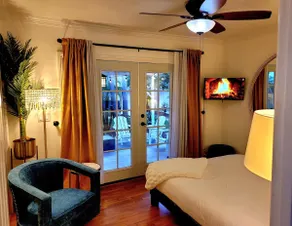 Adorable 3-Bed Home with Garden Oasis - Image 5