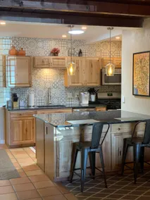 Large 3-Bedroom Home Near the UofA and Downtown - Image 4