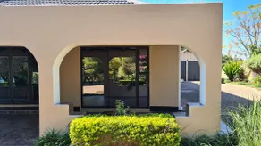 Beautiful 1BR flatlet w/ lounge & kitchen - Image 3