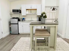 Adorable Studio - Close to Airport & Dtown - Image 3