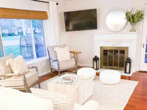 Relaxing Coastal Inspired Cottage, Walk to lake! - Image 2