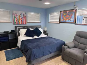 Cozy and Private Studio Near Downtown & Beaches - Image 4