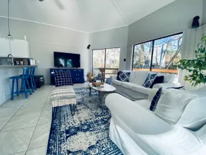 Tranquilit 2 bedroom Lake View Cottage - Image 4