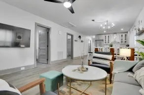 Downtown Living, Newly renovated and elegant - Image 2