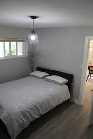 Modern, private suite in Harbour Heights - Image 5