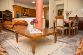Central, 90 sq², bright flat, with balcony. - Image 2