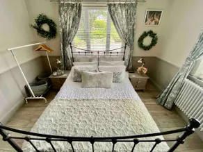 One Bedroom Studio with full kitchen & log burner. - Image 3