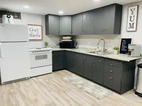 Fully renovated basement apartment - Image 5