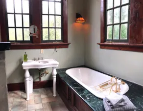 The Castle Room Suite - Private Entrance -3M to DT - Image 4