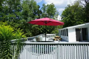 Cosy 3 bed, 2 bath, large deck, near lake & hikes - Image 4