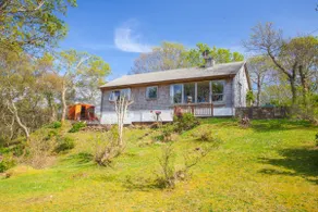 Charming House with Private Grounds & Sea Views - Image 4