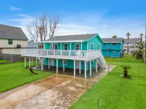 Beach bungalow with stunning ocean views and huge deck just steps away from the beach - Image 2