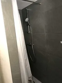 Room 4 with shower and shared kitchen - Image 3