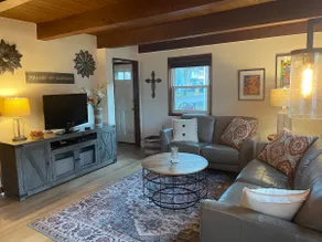 Cozy, historic home in walkable Greendale village - Image 4