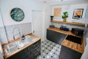 ★ Central Modern Apartment ★ Private Courtyard - Image 2