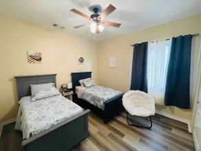 Luxury and unique 3300 sq ft home Quiet neighborhood - Image 3