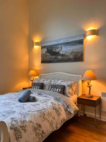 2 Bedrooms footsteps to sea - Image 5