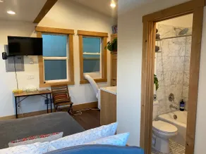 Heart of Downtown•HotTub•BBQ.Backyard•EV+Parking - Image 5