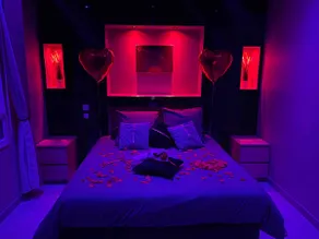 Modern, air-conditioned LoveRoom: private Jacuzzi/sauna - Image 3