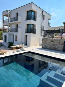 Waterfront apartment, prestige villa, sea access - Image 4