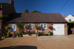 High quality private annex with hot tub & garden - Image 2