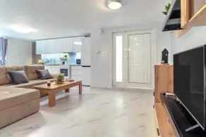 Central Varkiza apartment 3 min walk from beach! - Image 4