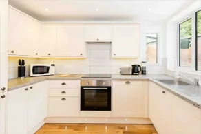 Cosy 2Bed, Central Warwick & Parking - Image 5