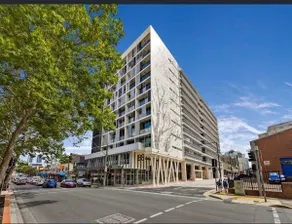 Central & Modern with Balcony and Free Parking - Image 5