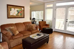 Neu renoviertes Stadthaus mit Blick auf den Platz, 4BR / 3BA und Privatparkplatz - Image 2