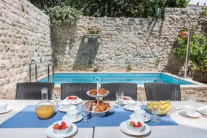 Villa Kala ancienne maison en pierre dans le centre historique de Makarska avec piscine chauffée - Image 2