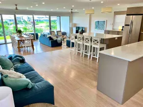 Waterfront Paradise - Stunning 6 Bdrm Home - Image 2