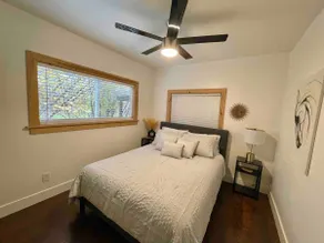 2 Bedroom hideaway with backyard - Image 4