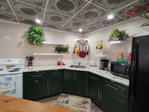 Newly rehabbed Movie theme 3 bedroom unit! - Image 5