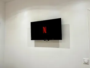 Fossil - MMGreenhouse - Netflix & Wifi - Image 3